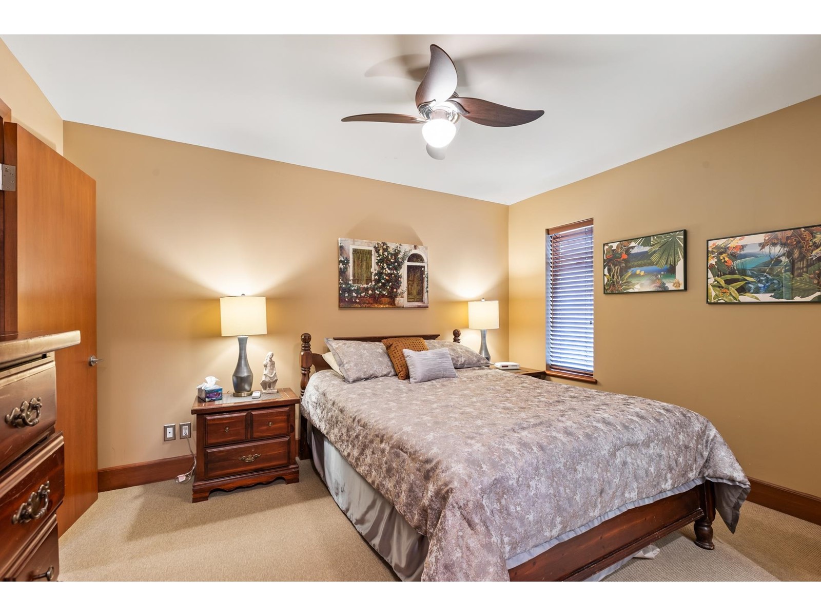 1235 OXFORD STREET, White Rock real estate listing R2983043