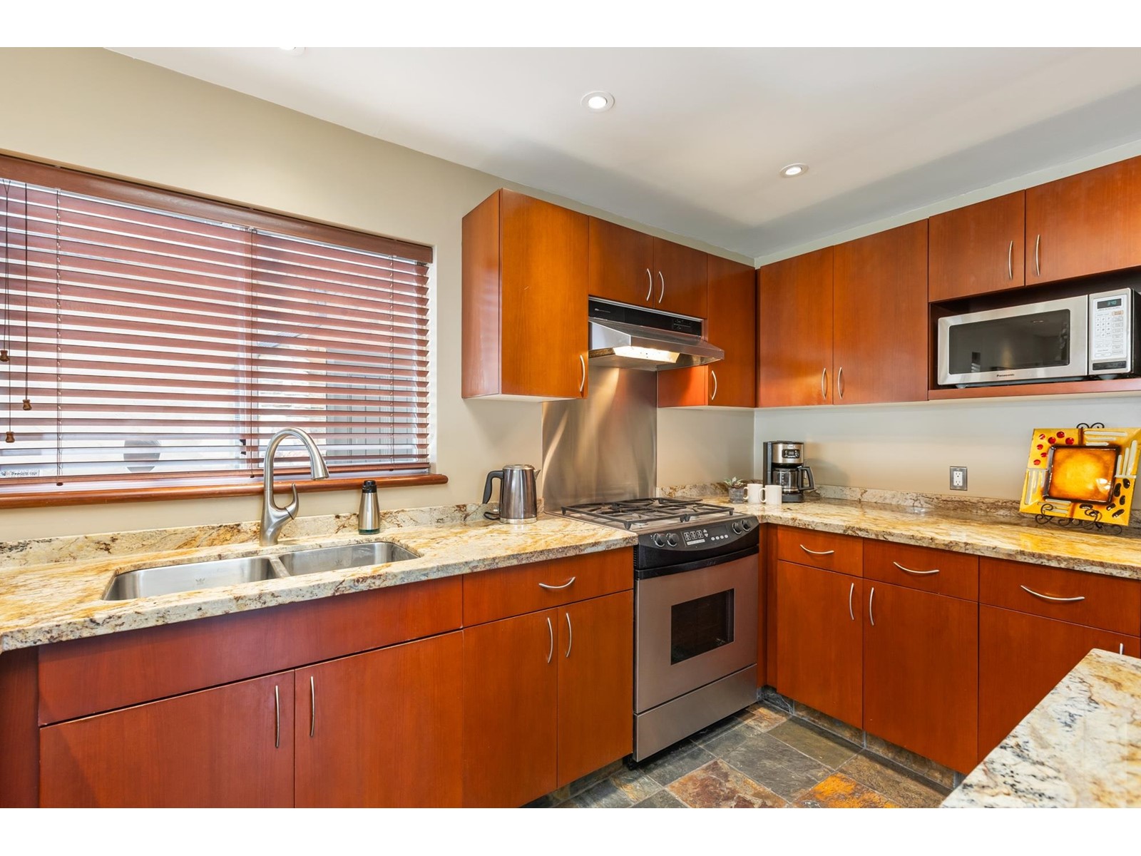 1235 OXFORD STREET, White Rock real estate listing R2983043