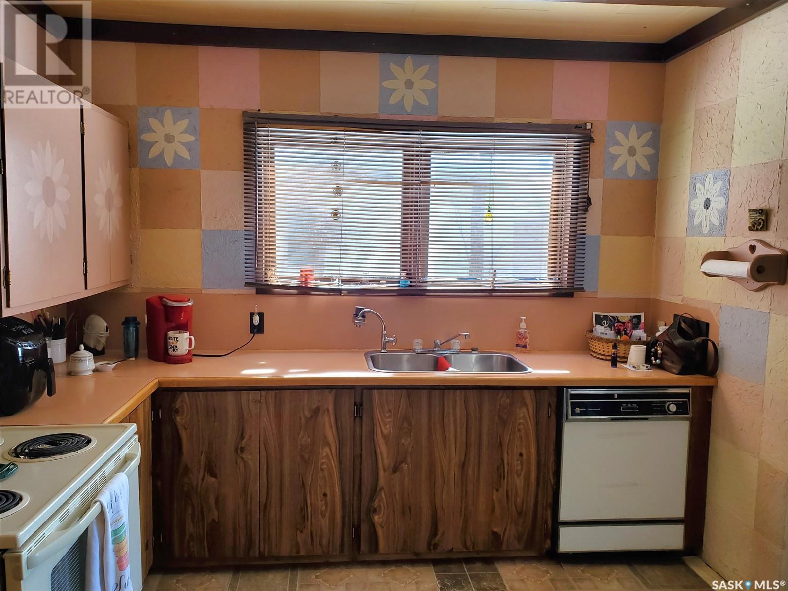 Photo 3 of 321 1st Street W, Ponteix SK
