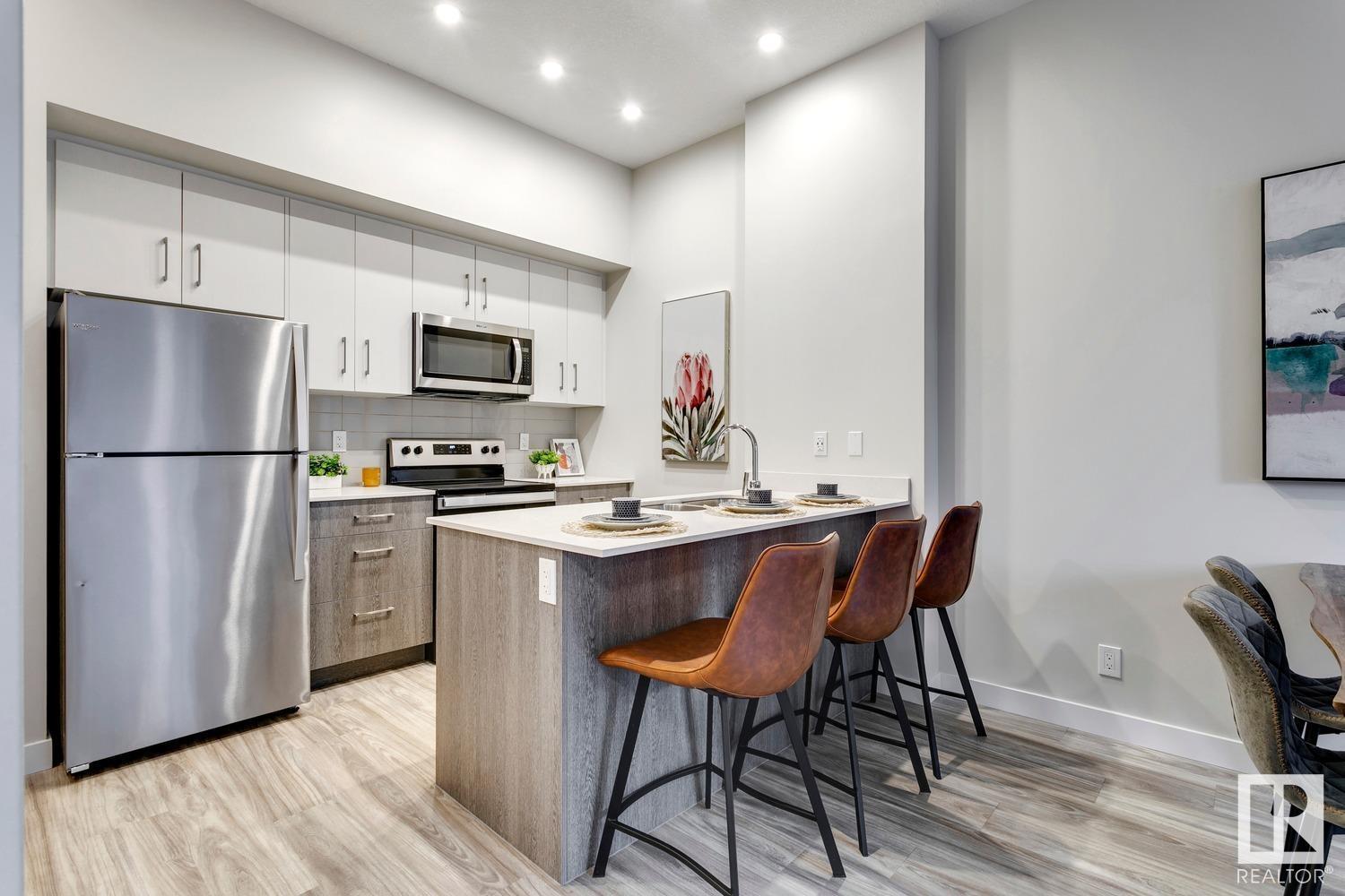 Photo 11 of 412 11009 109 A Av Nw, Edmonton AB