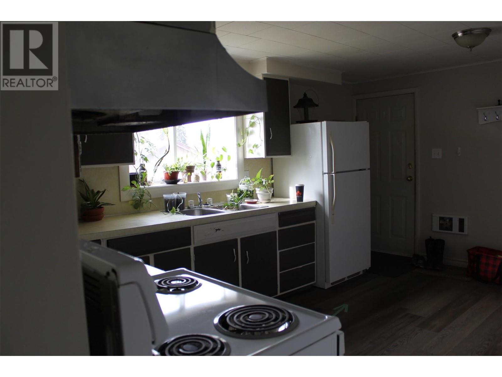 208 Nelson Avenue Unit# 1-4, Nakusp