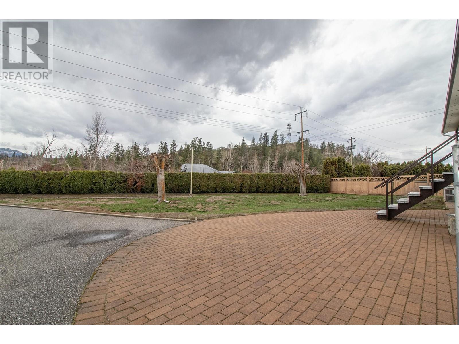  425 Burbank Court, Kelowna