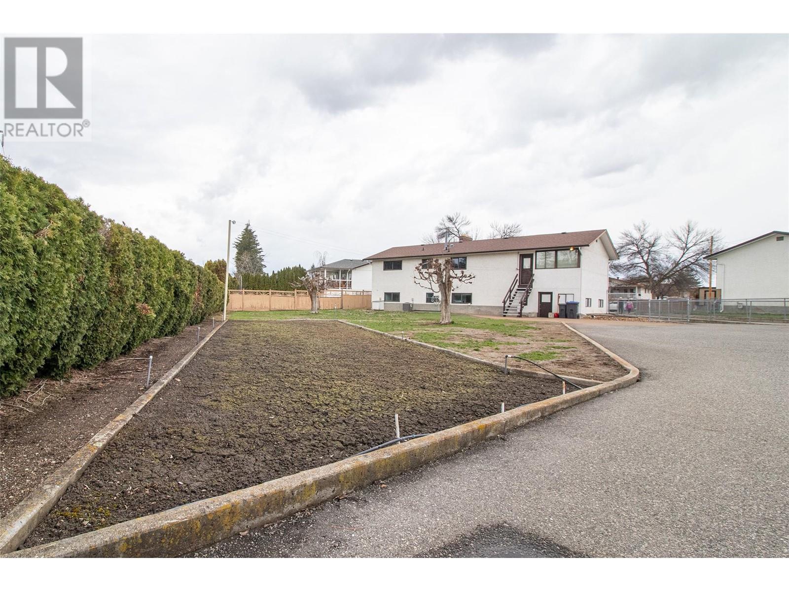  425 Burbank Court, Kelowna