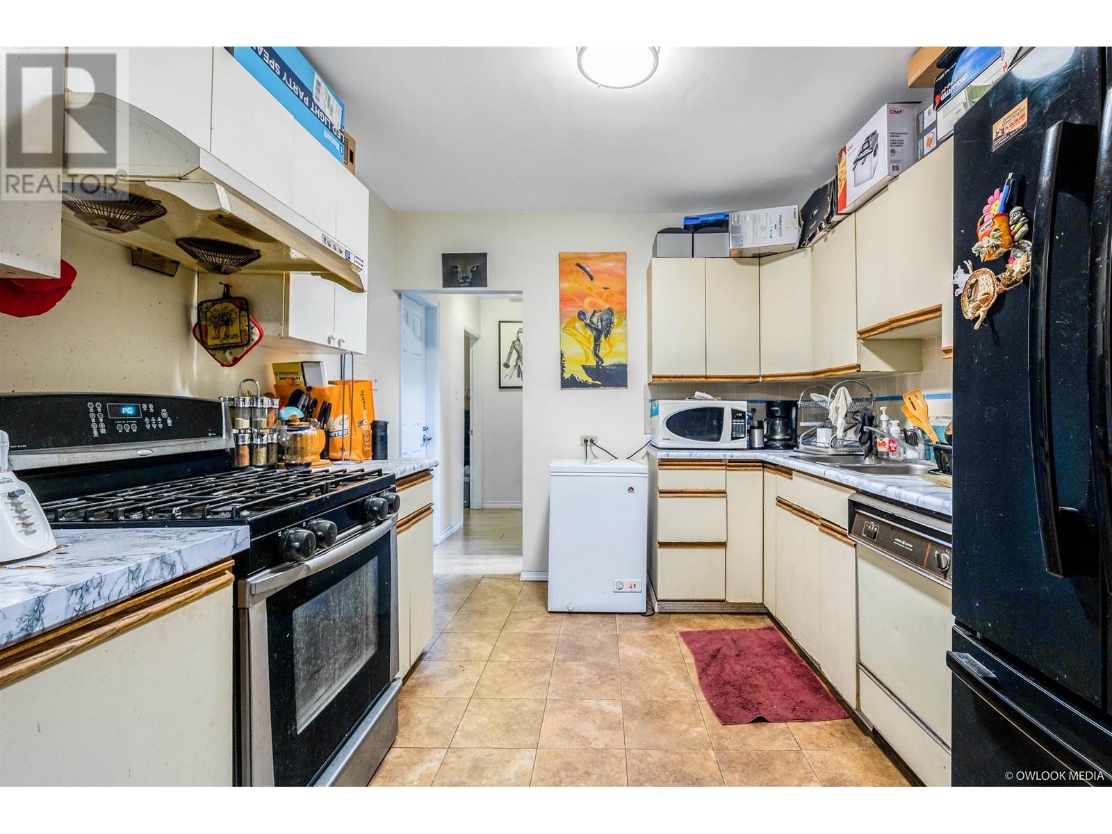 Photo 11 of 250 Duthie Avenue, Burnaby BC