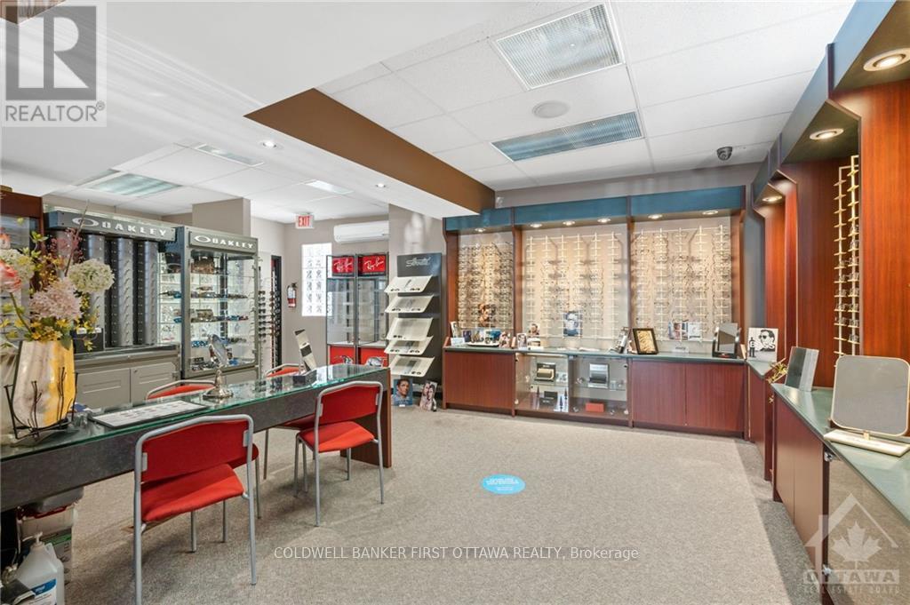Photo 12 of 1 752 Somerset Street W, Ottawa ON