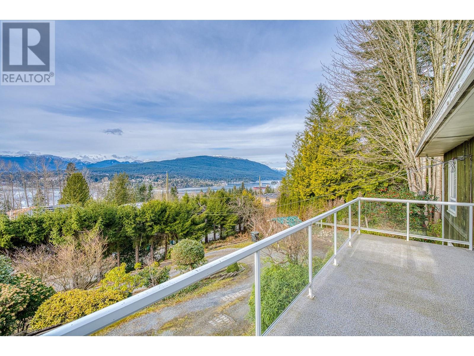 Photo 7 of 7345 Braeside Drive, Burnaby BC
