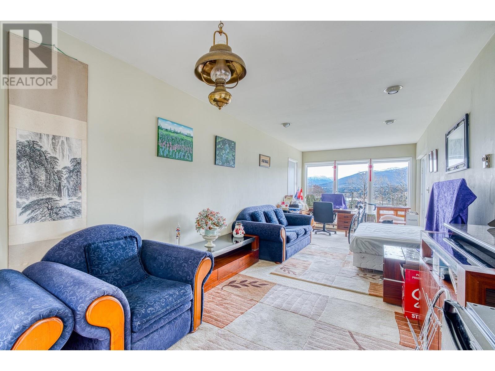 Photo 4 of 7345 Braeside Drive, Burnaby BC