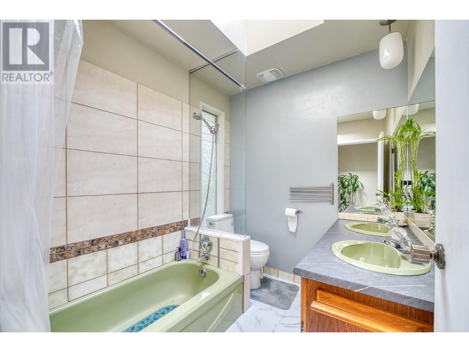 Photo 12 of 7345 Braeside Drive, Burnaby BC