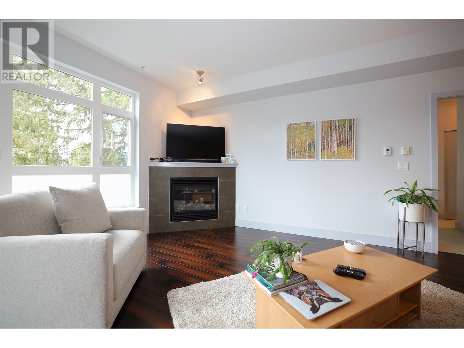 209 5682 WHARF AVENUE, Sechelt