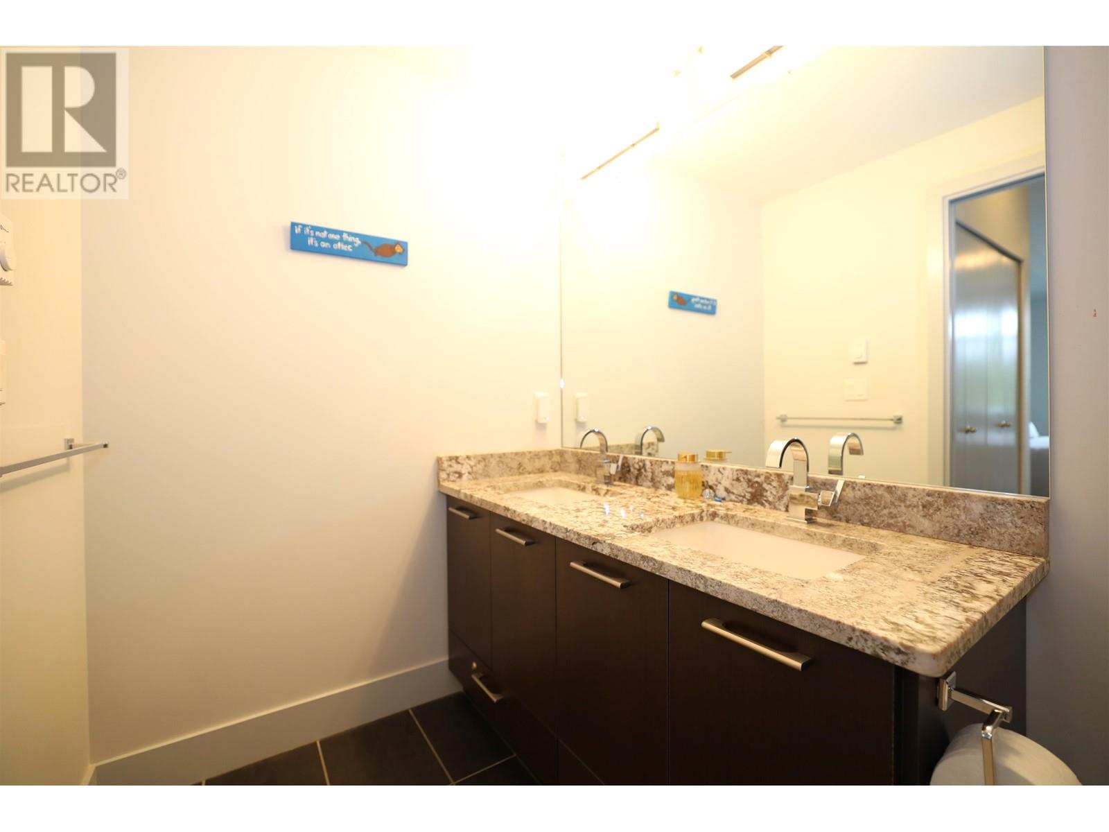 209 5682 WHARF AVENUE, Sechelt