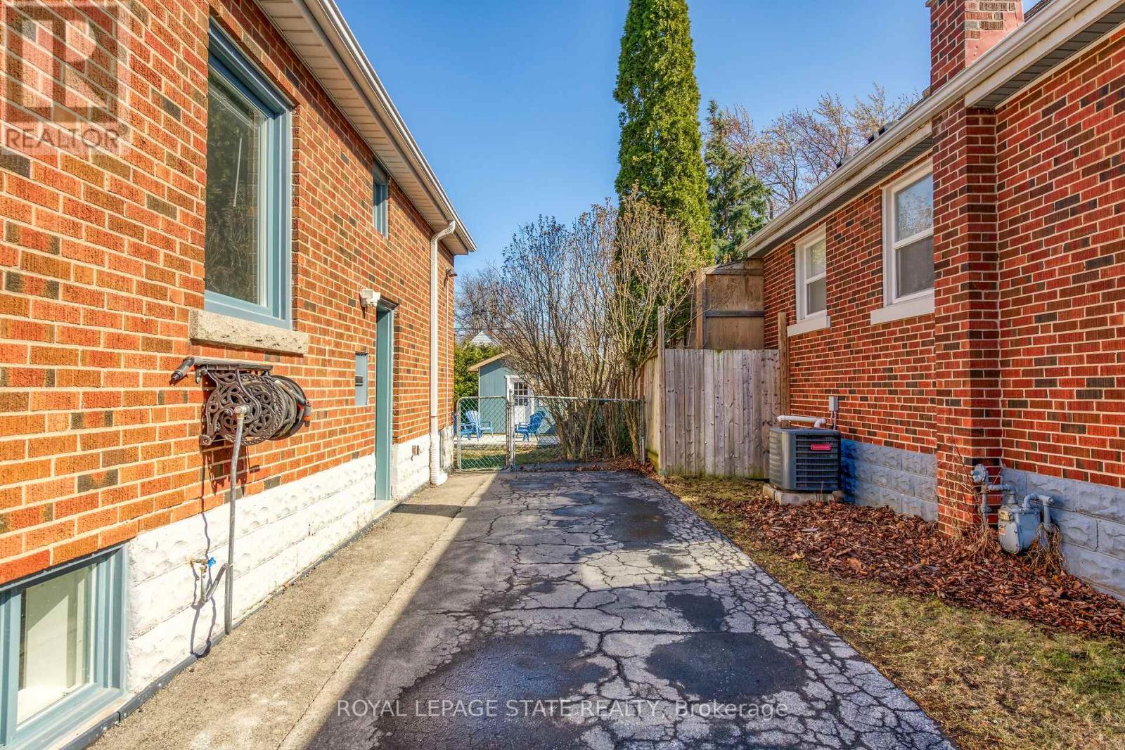 Single Family House for Sale in  ERIN AVENUE Hamilton (Rosedale) 