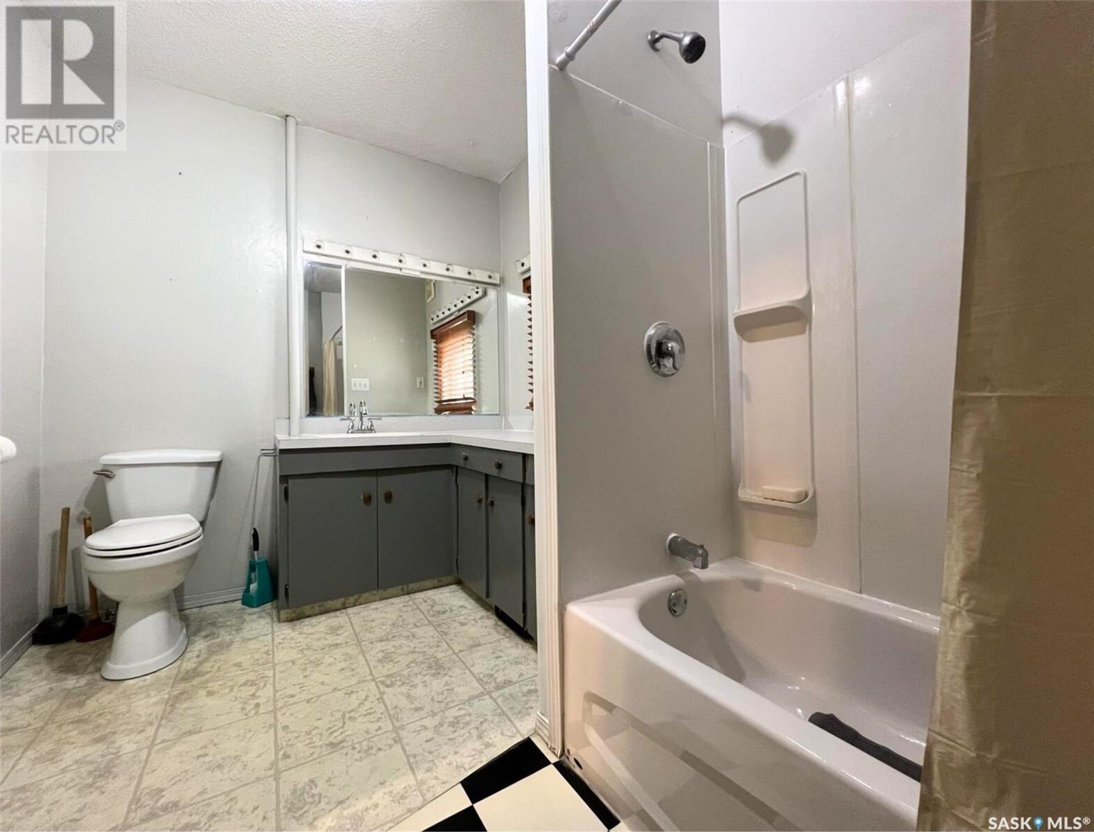 Photo 19 of 118 5th Avenue Se, Swift Current SK