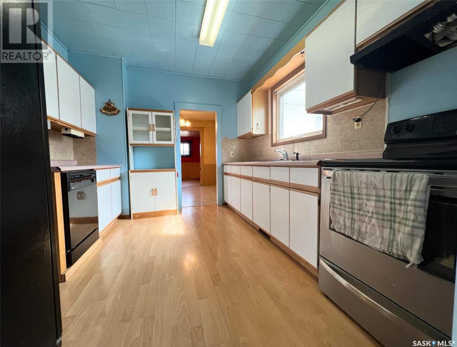 Photo 8 of 118 5th Avenue Se, Swift Current SK