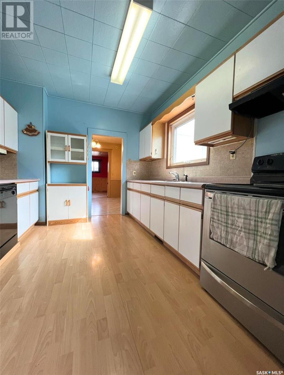 Photo 7 of 118 5th Avenue Se, Swift Current SK