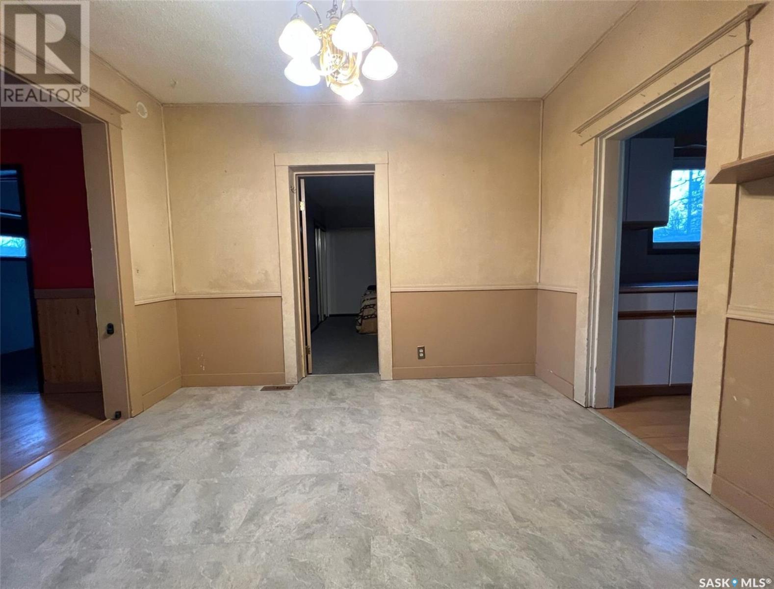 Photo 21 of 118 5th Avenue Se, Swift Current SK