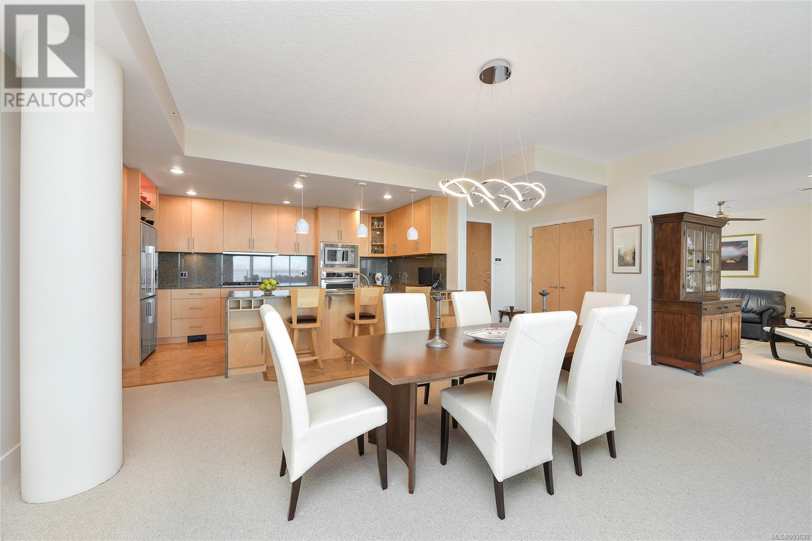 Photo 9 of 502 748 Sayward Hill Terr, Saanich BC