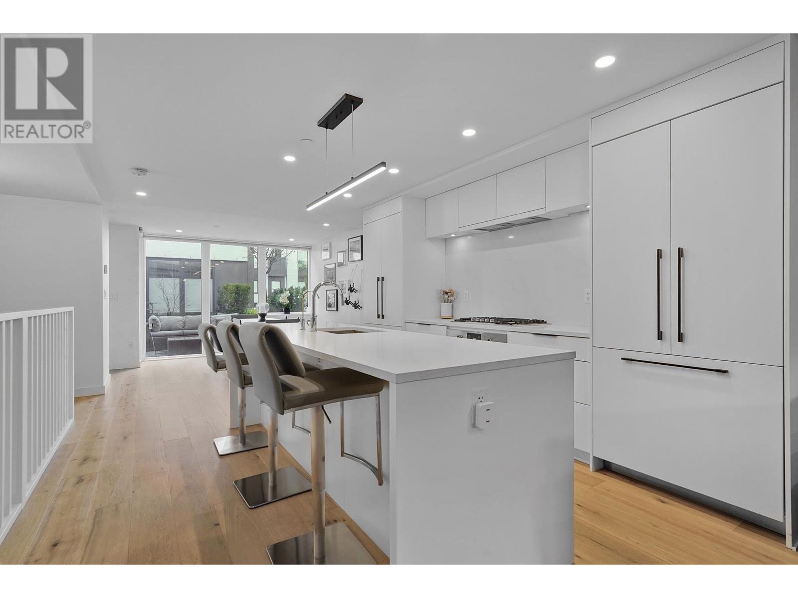 101 649 E 3RD STREET, North Vancouver