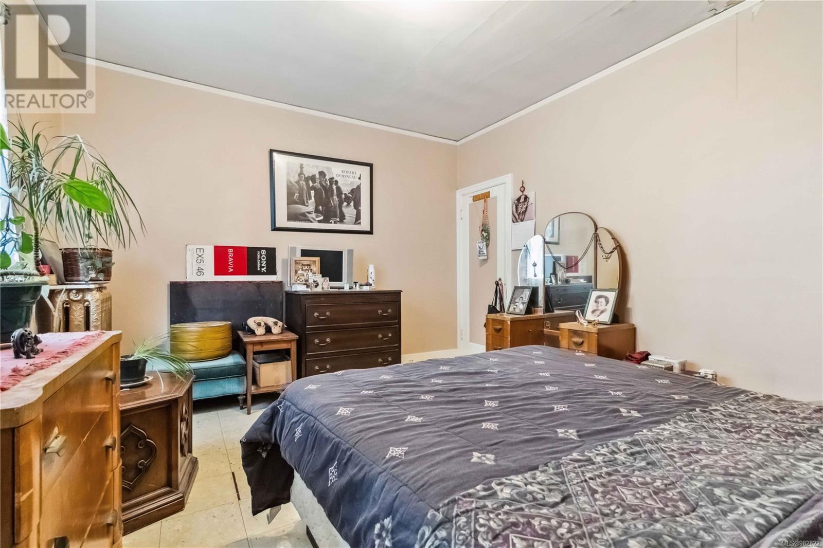 1612 Quadra St - 18