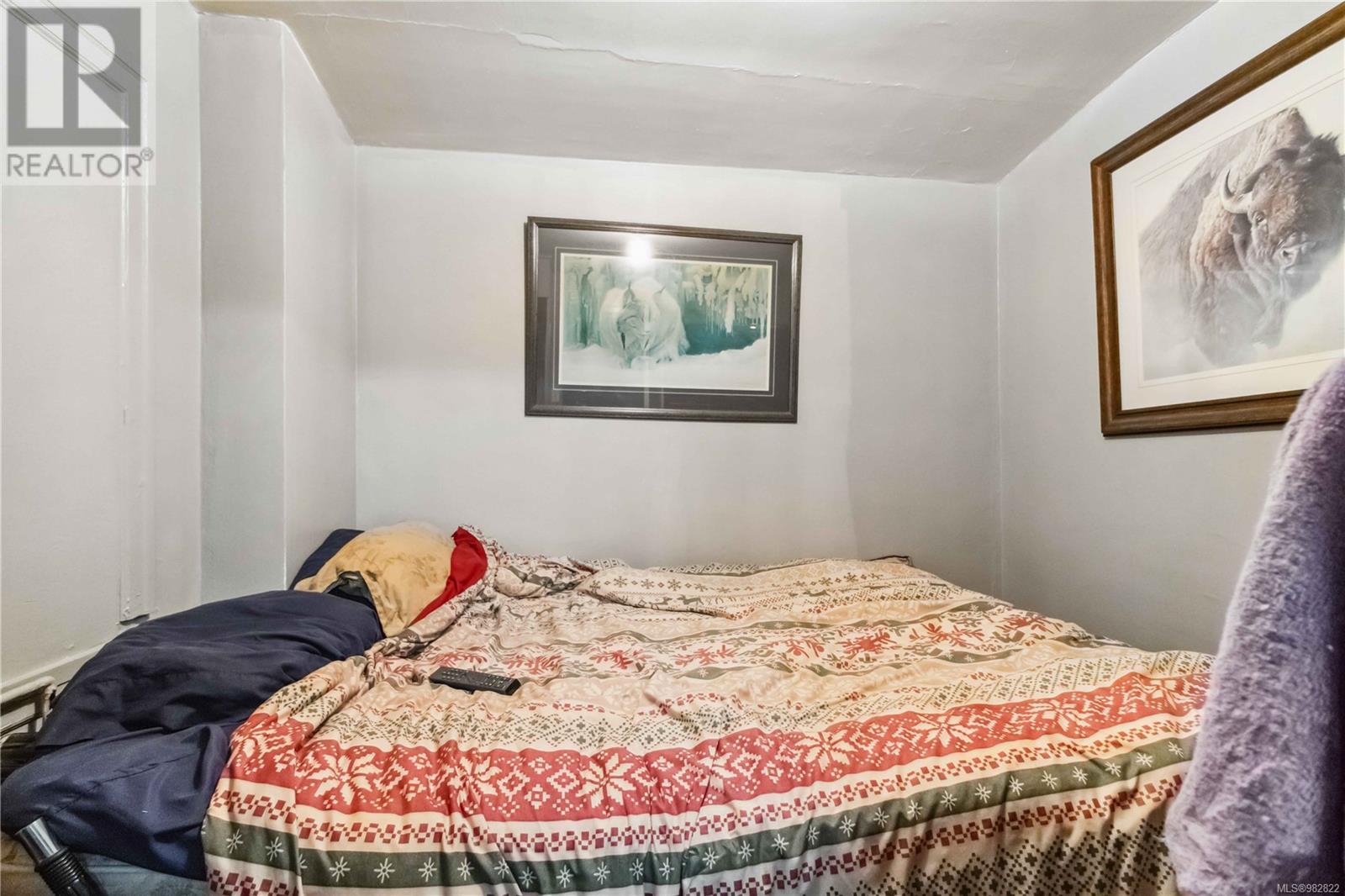 1612 Quadra St - 23