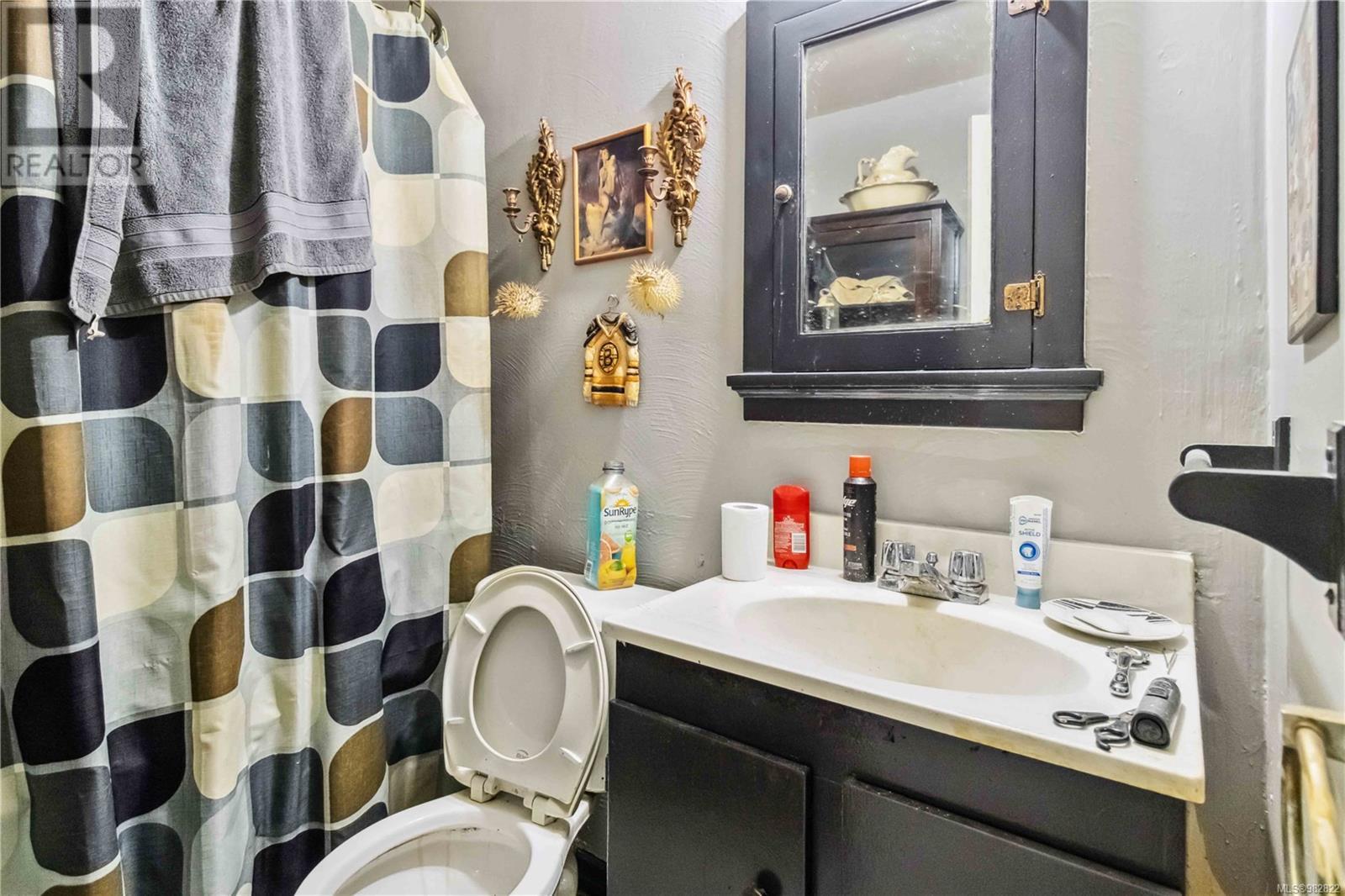 1612 Quadra St - 24