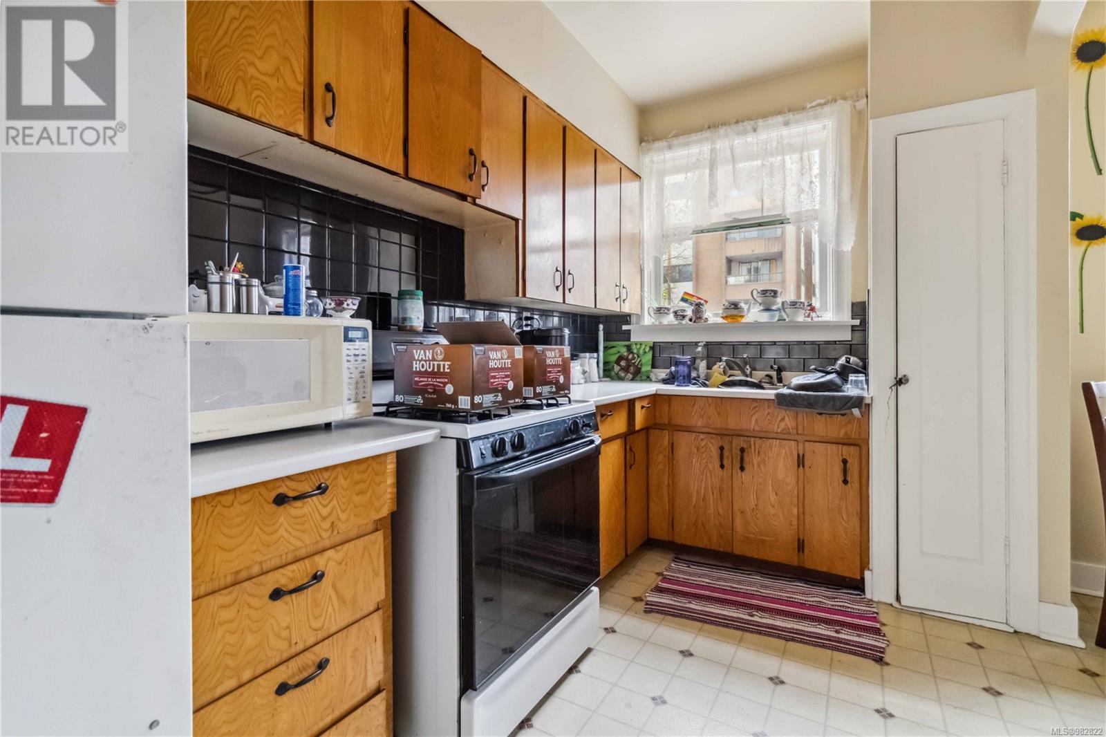 Photo 8 of 1612 Quadra St, Victoria BC