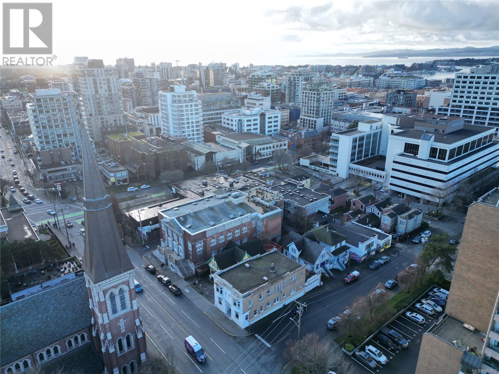 Photo 3 of 1612 Quadra St, Victoria BC