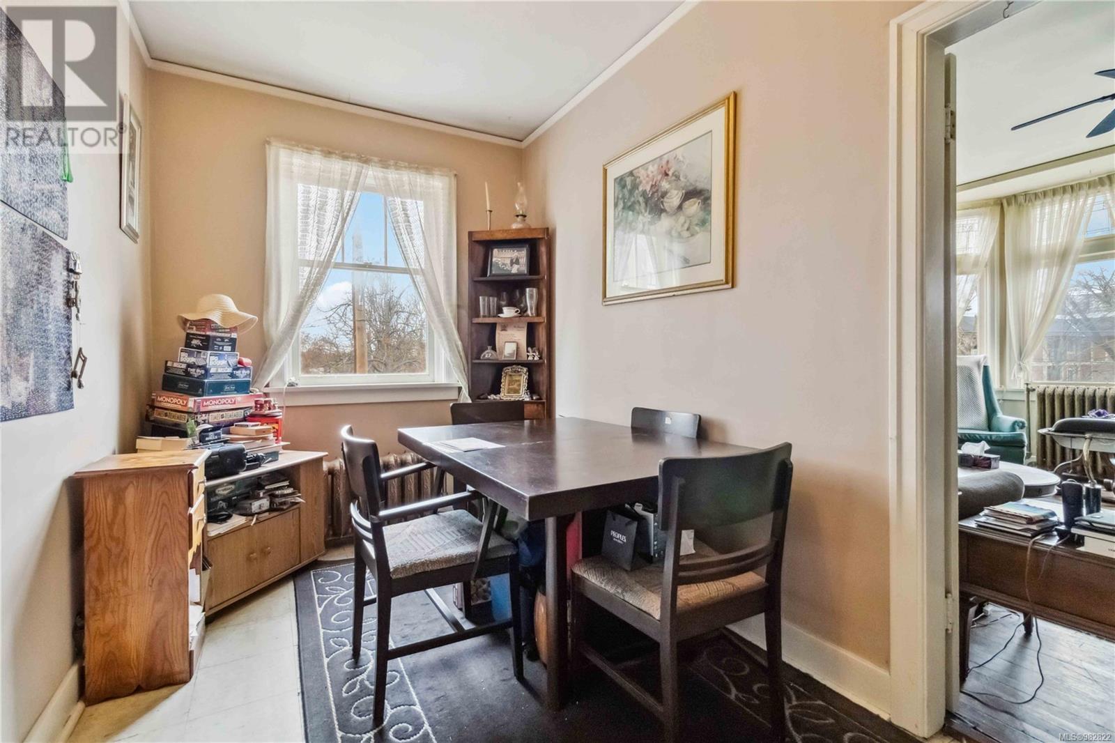 1612 Quadra St - 16