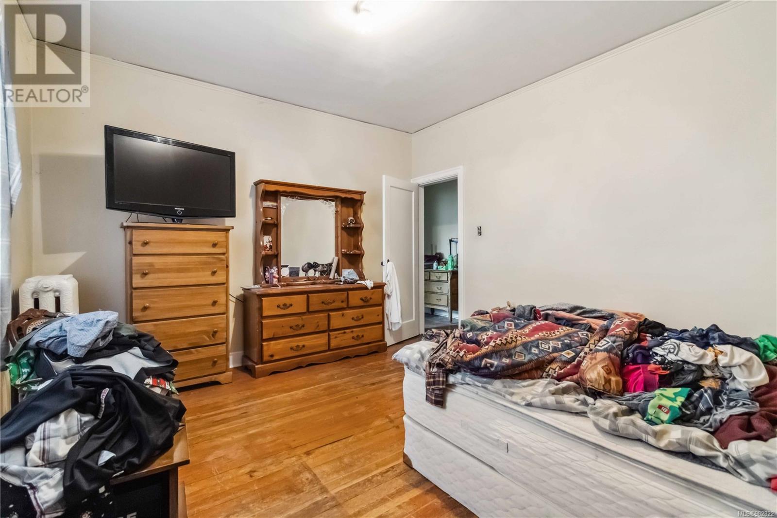 1612 Quadra St - 12