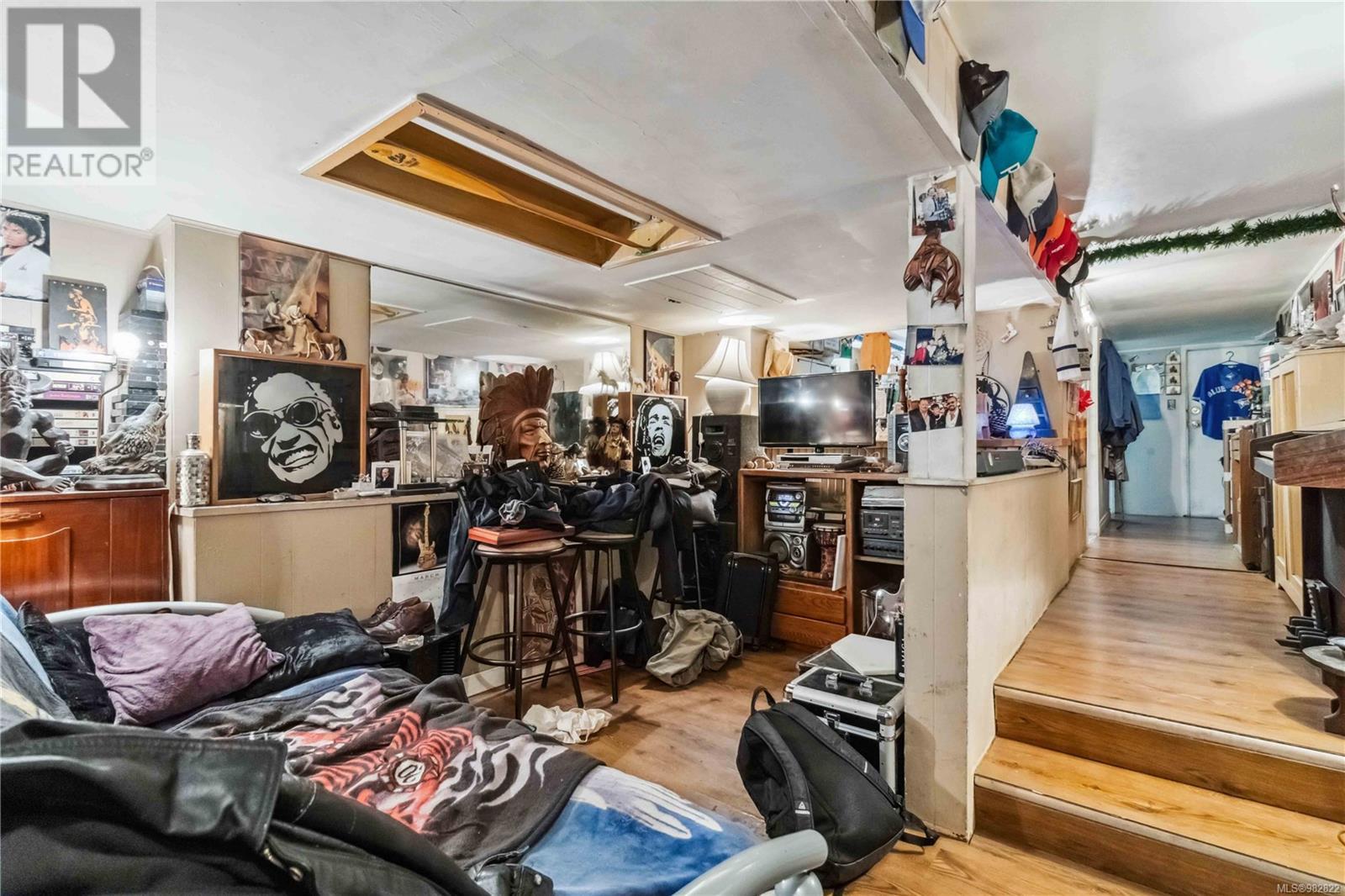 1612 Quadra St - 22