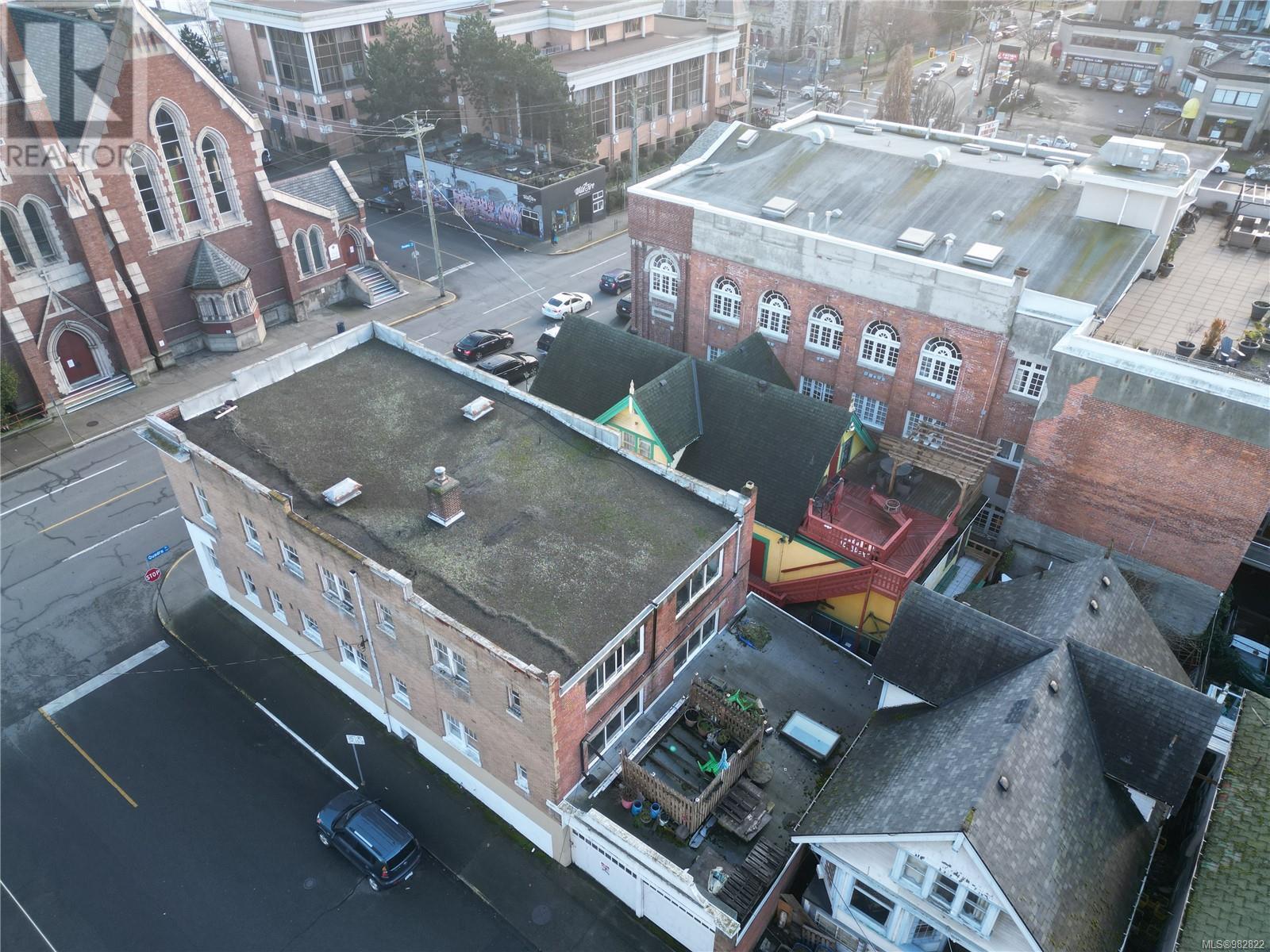 1612 Quadra St - 4
