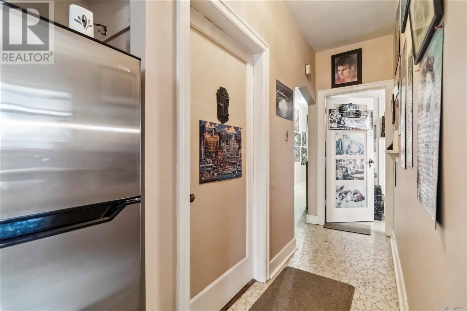 1612 Quadra St - 13