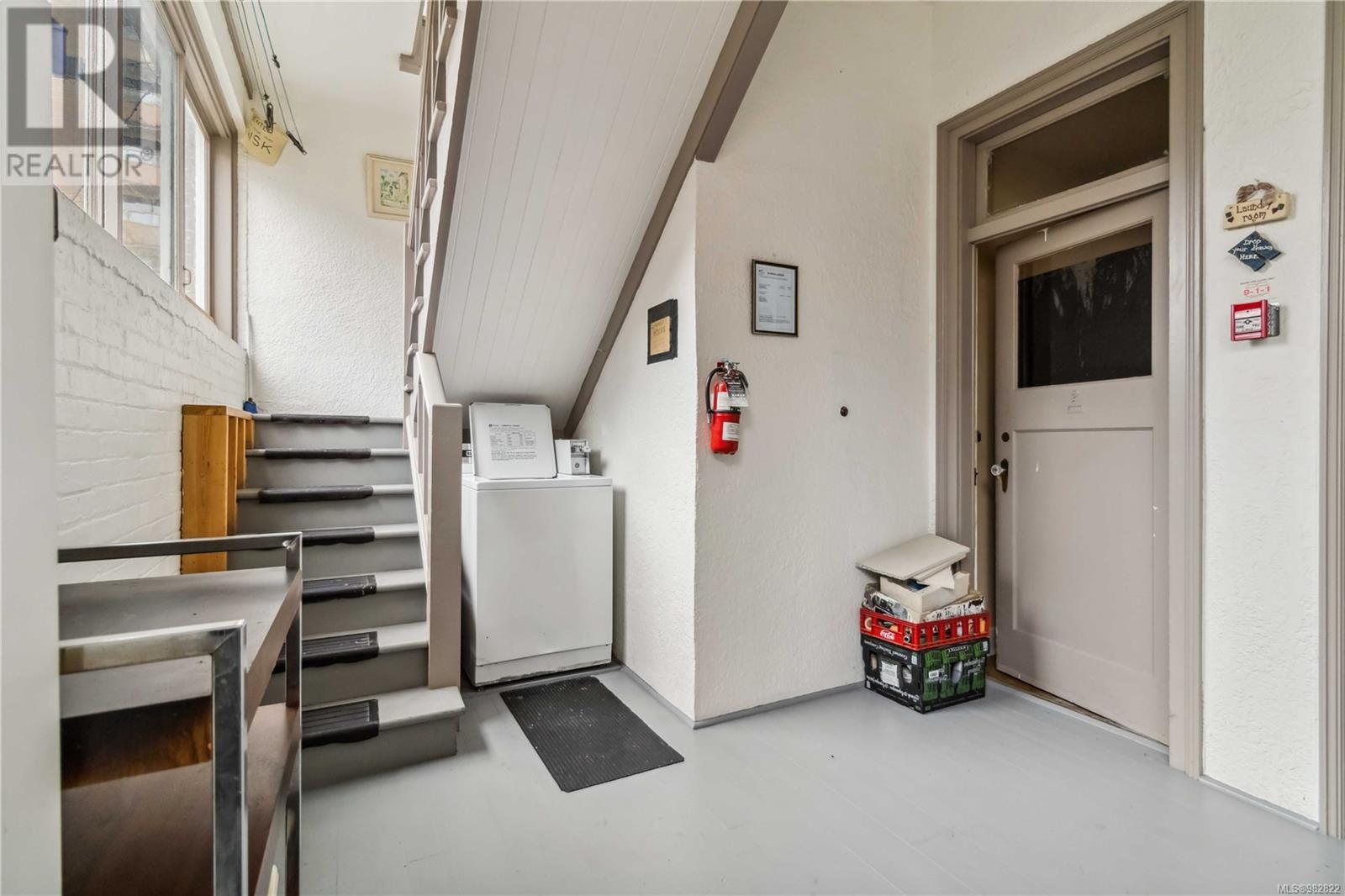 1612 Quadra St - 20