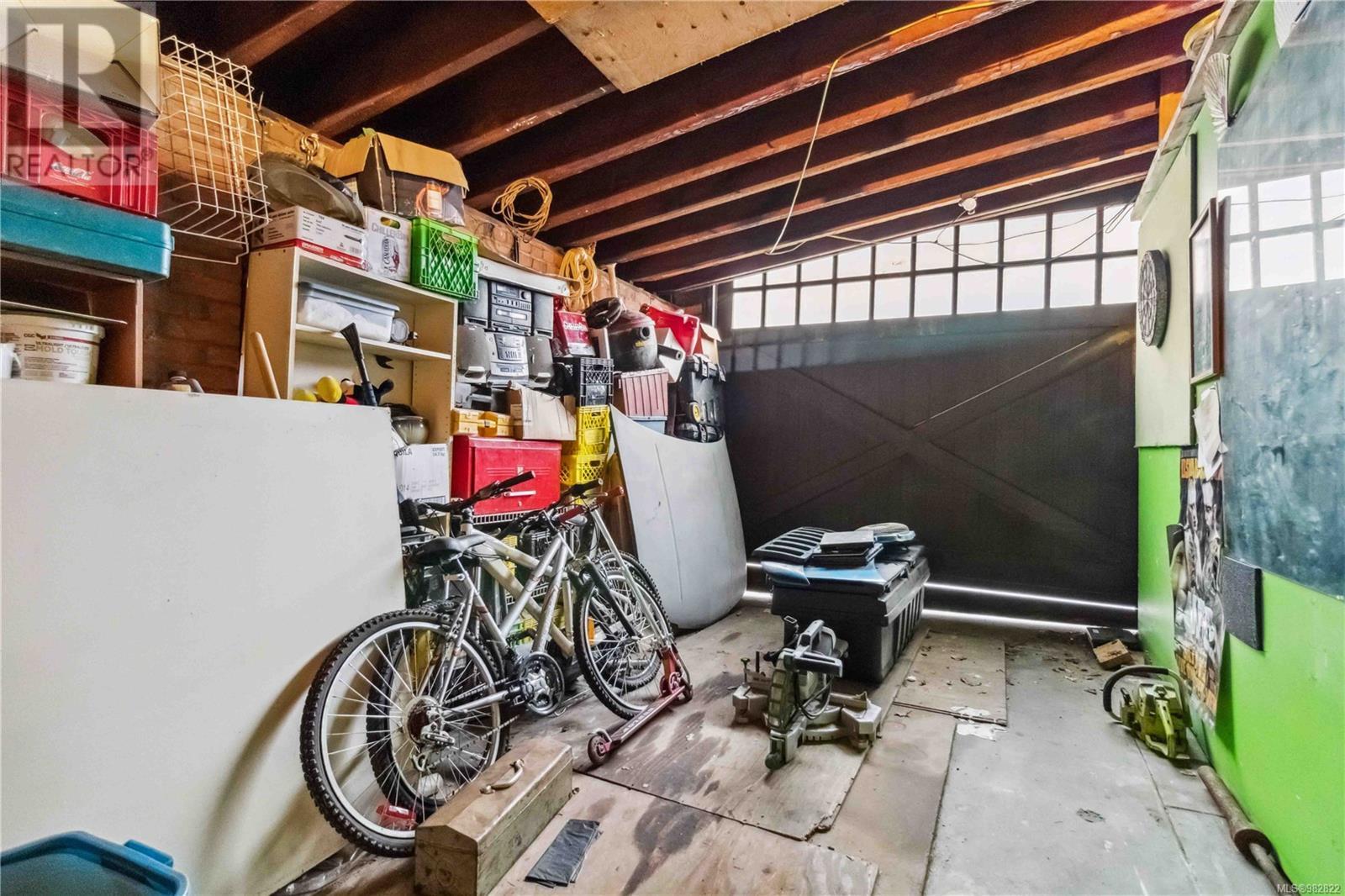 1612 Quadra St - 26
