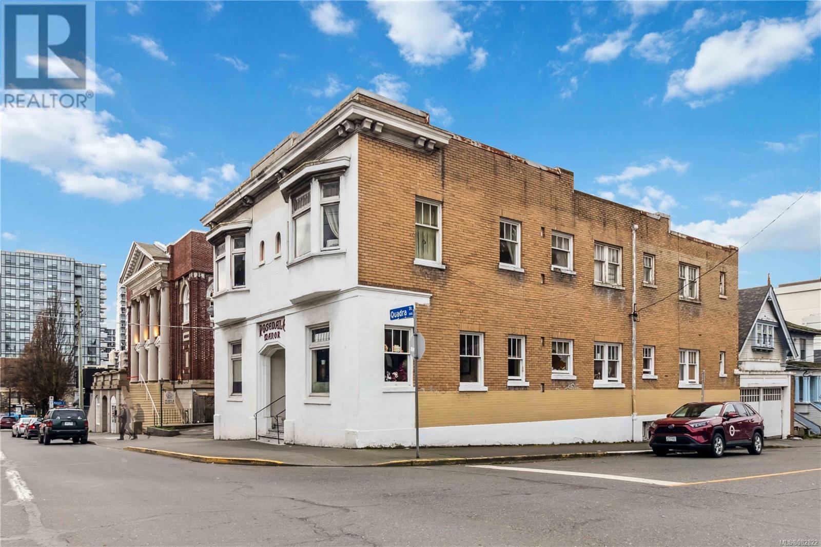 1612 Quadra St - 1