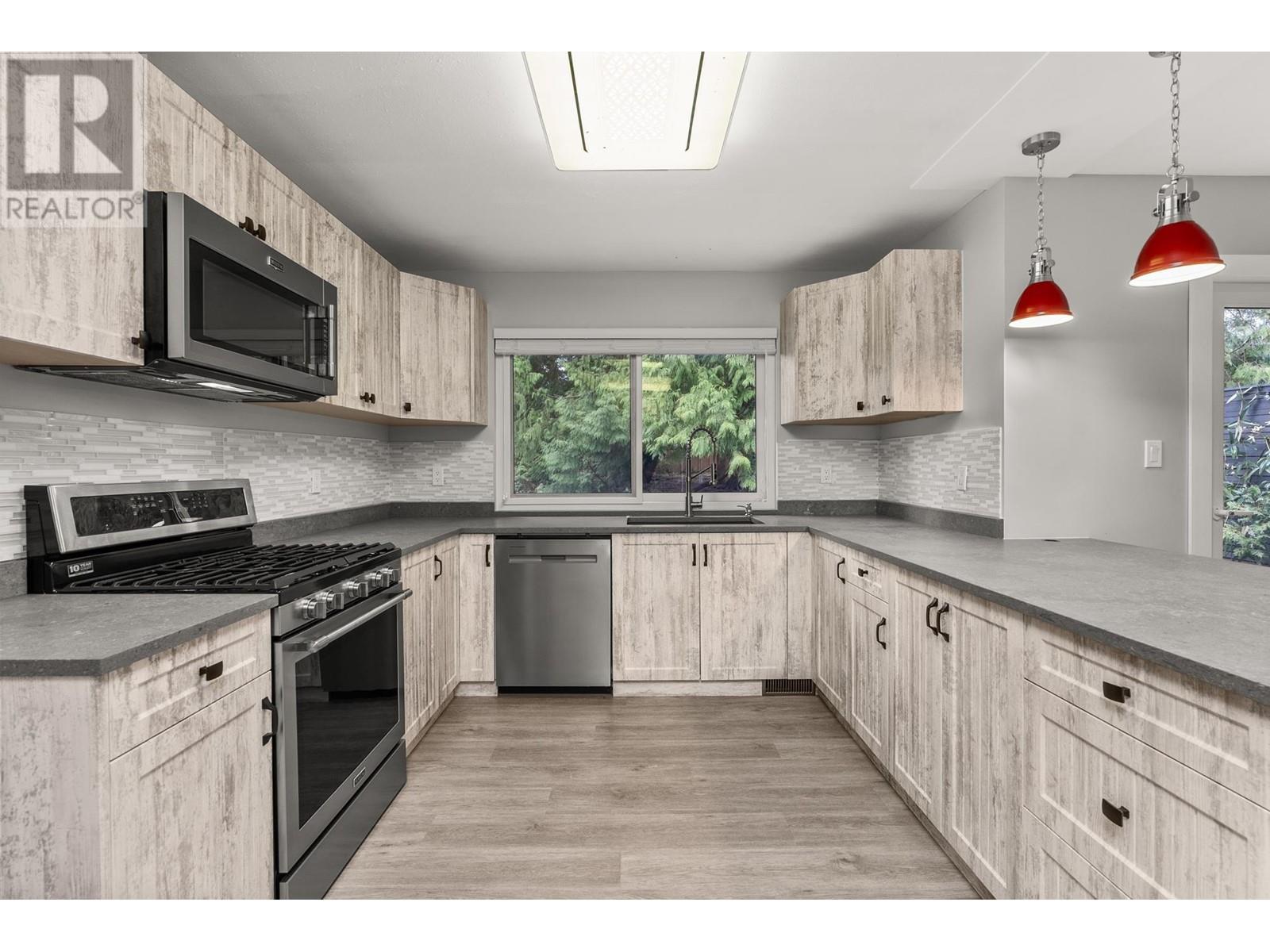 7843 EAGLE DRIVE, Halfmoon Bay