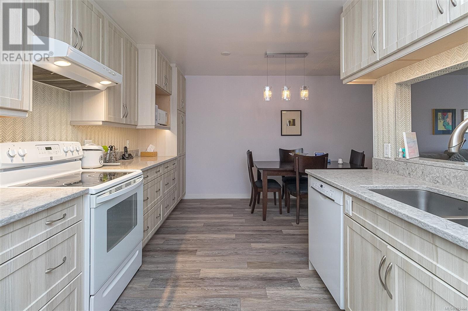 Single Family House for Sale in   Viewmont Ave Saanich 