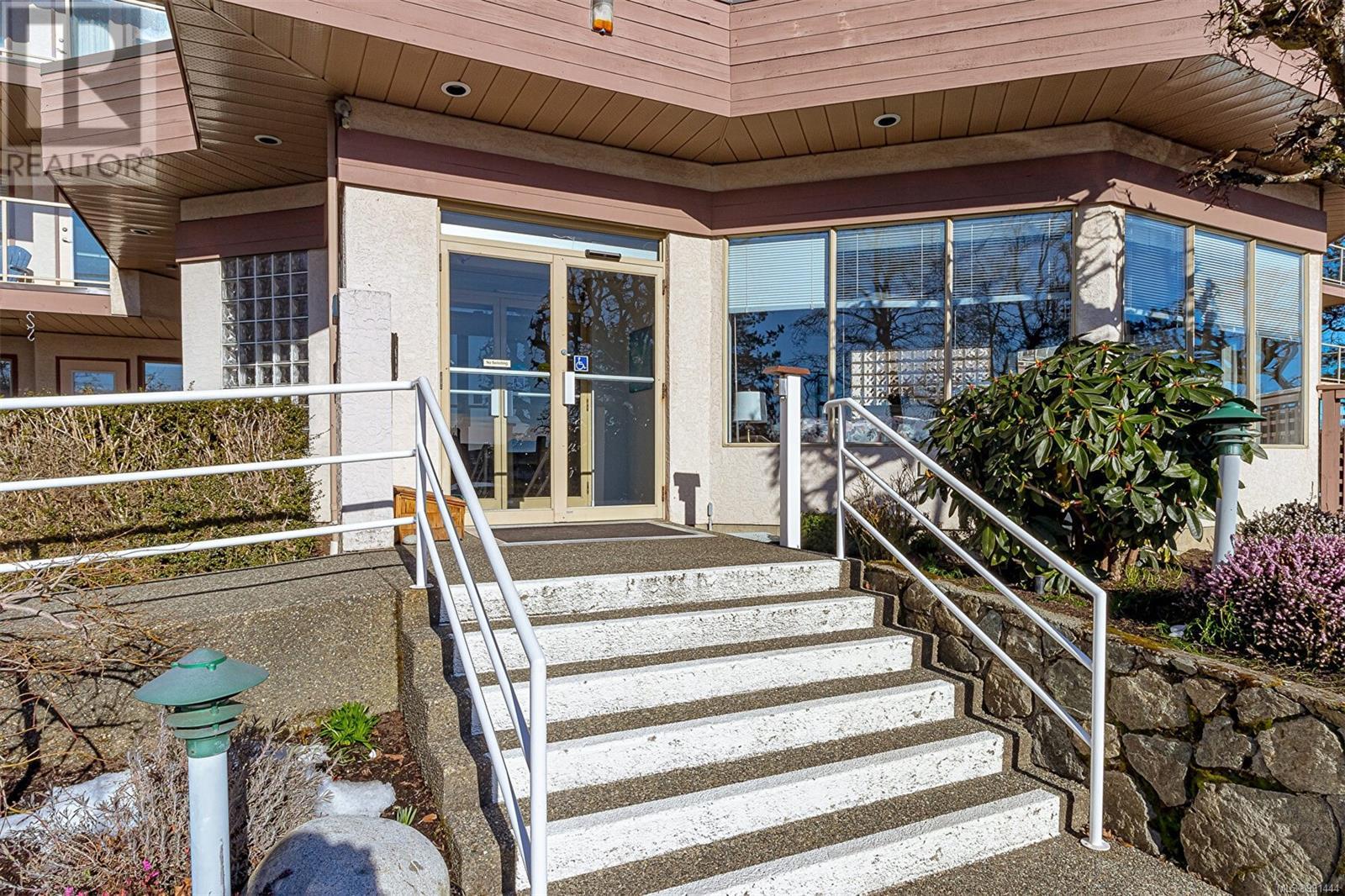 Single Family House for Sale in   Viewmont Ave Saanich 