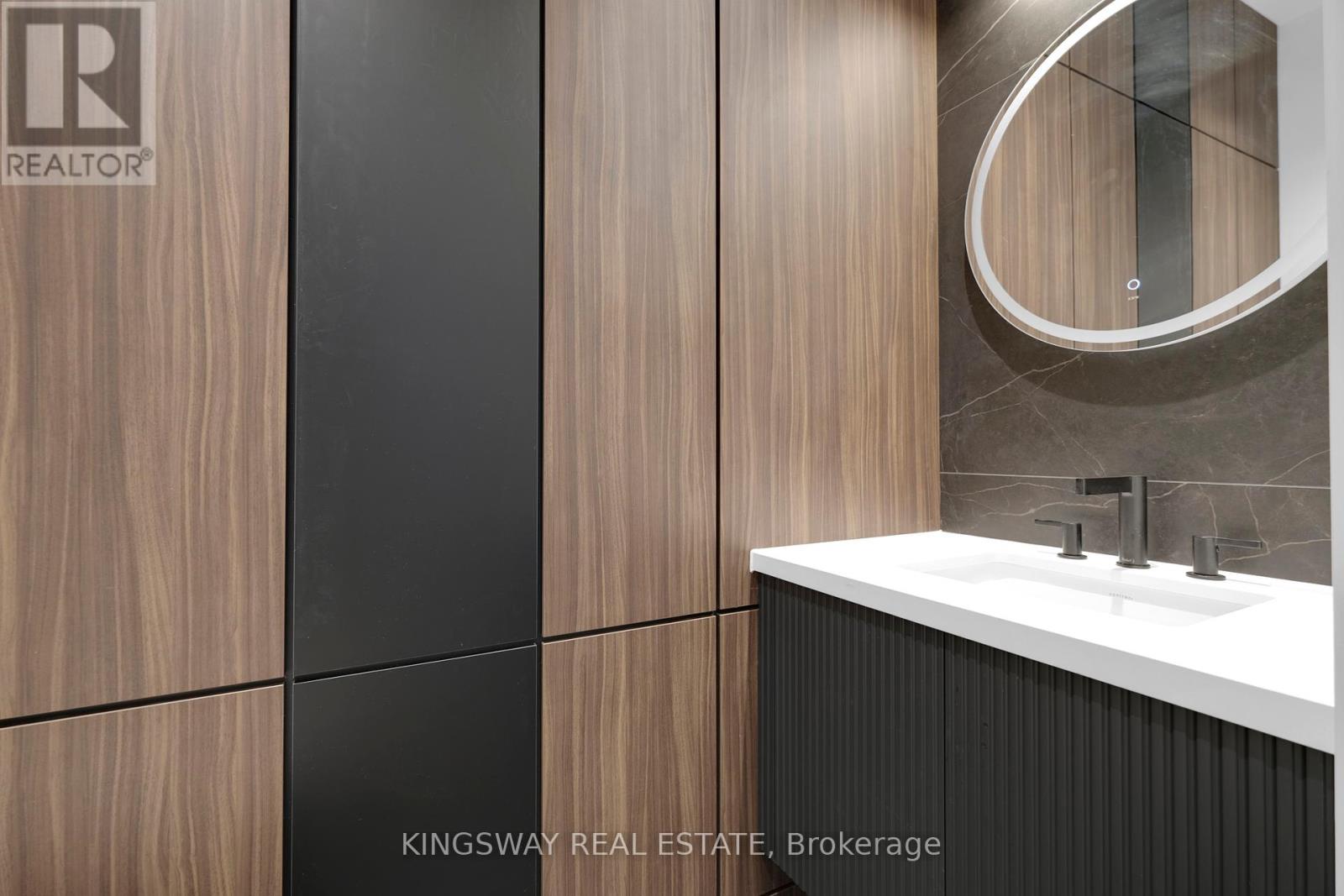 Photo 14 of 17 Broadview Avenue, Mississauga ON
