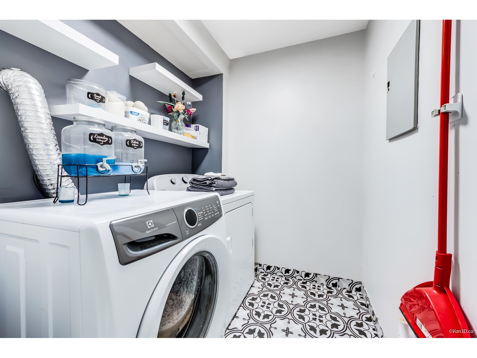 207 1381 MARTIN STREET, White Rock real estate listing R2982949