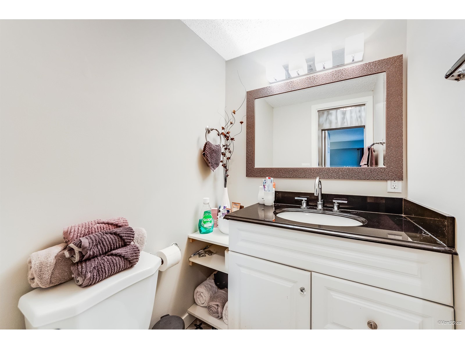 207 1381 MARTIN STREET, White Rock real estate listing R2982949
