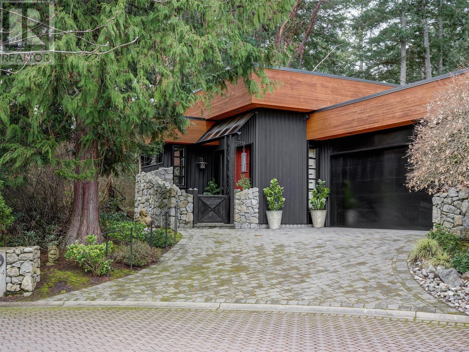 5294 Deerpath Road, Saanich