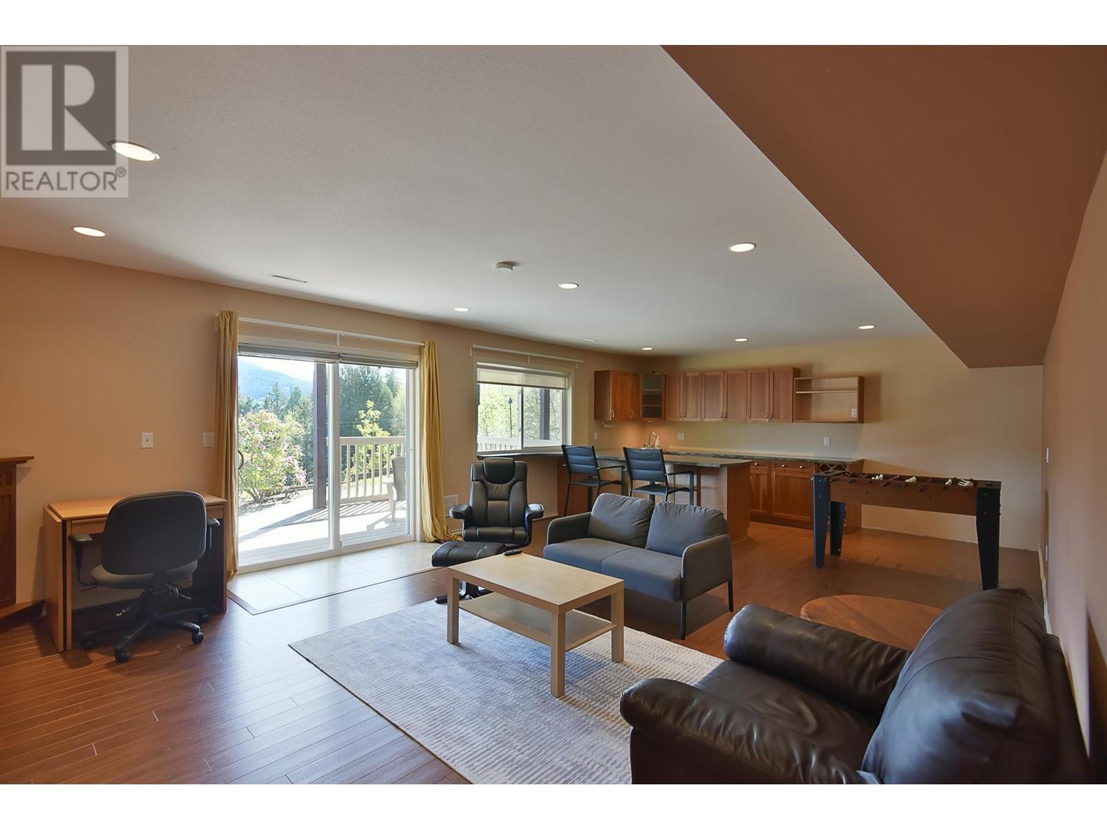 6274 FAIRWAY AVENUE, Sechelt