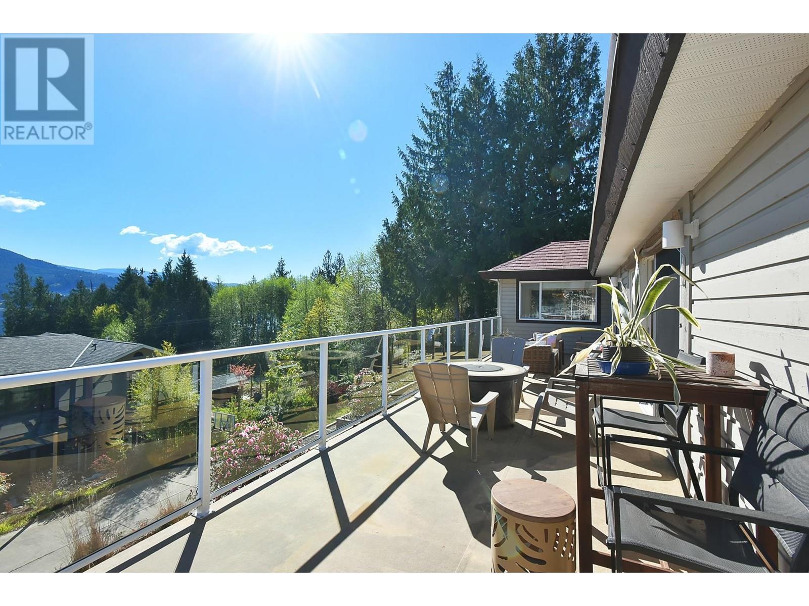 6274 FAIRWAY AVENUE, Sechelt