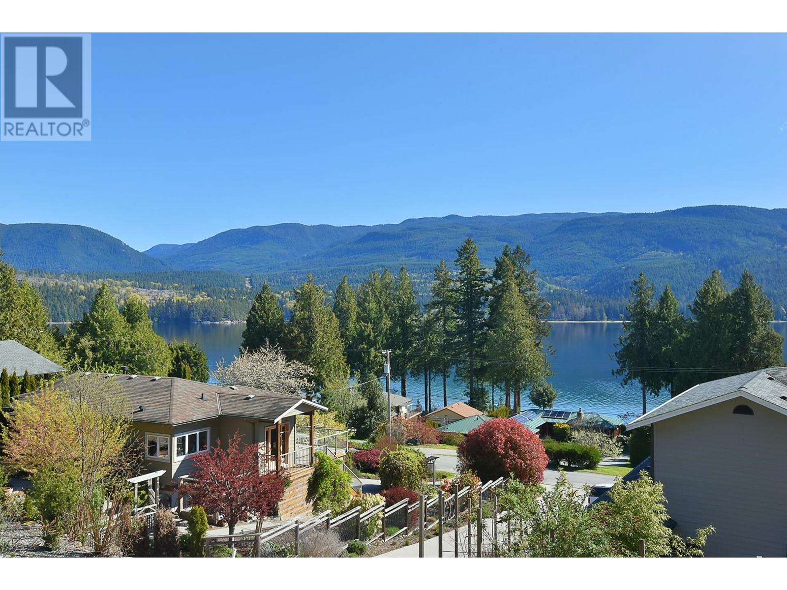 6274 FAIRWAY AVENUE, Sechelt
