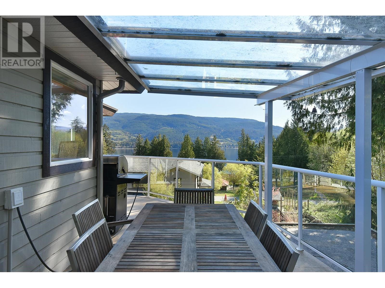 6274 FAIRWAY AVENUE, Sechelt