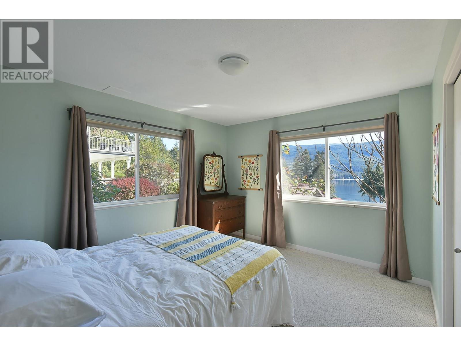 6274 FAIRWAY AVENUE, Sechelt