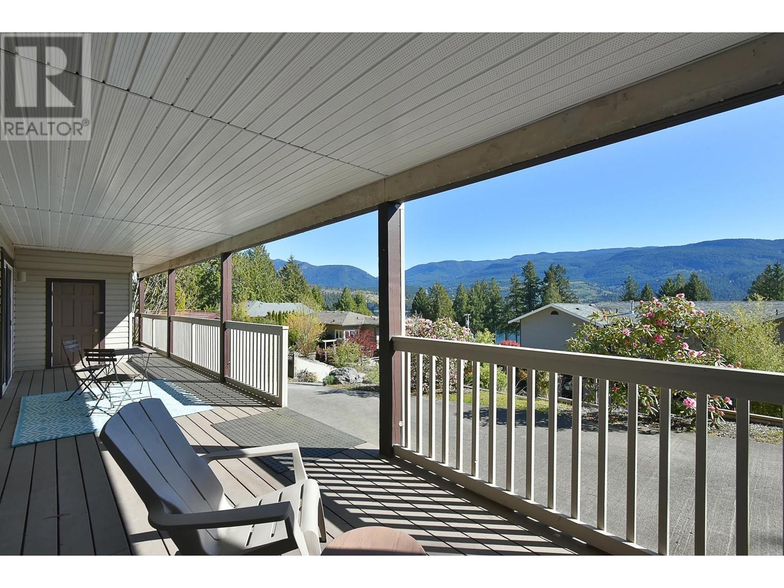 6274 FAIRWAY AVENUE, Sechelt