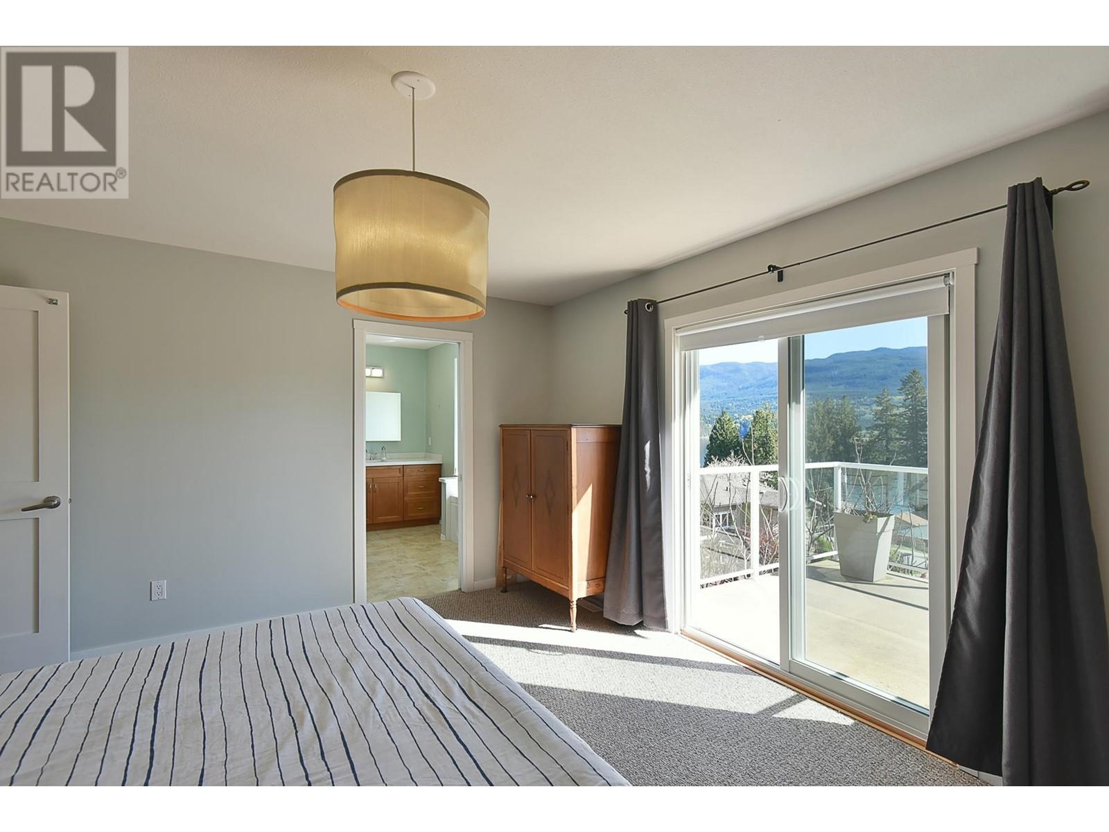 6274 FAIRWAY AVENUE, Sechelt
