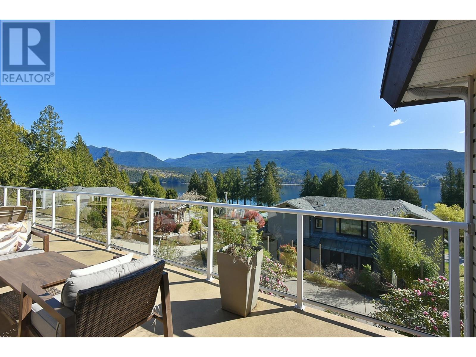 6274 FAIRWAY AVENUE, Sechelt