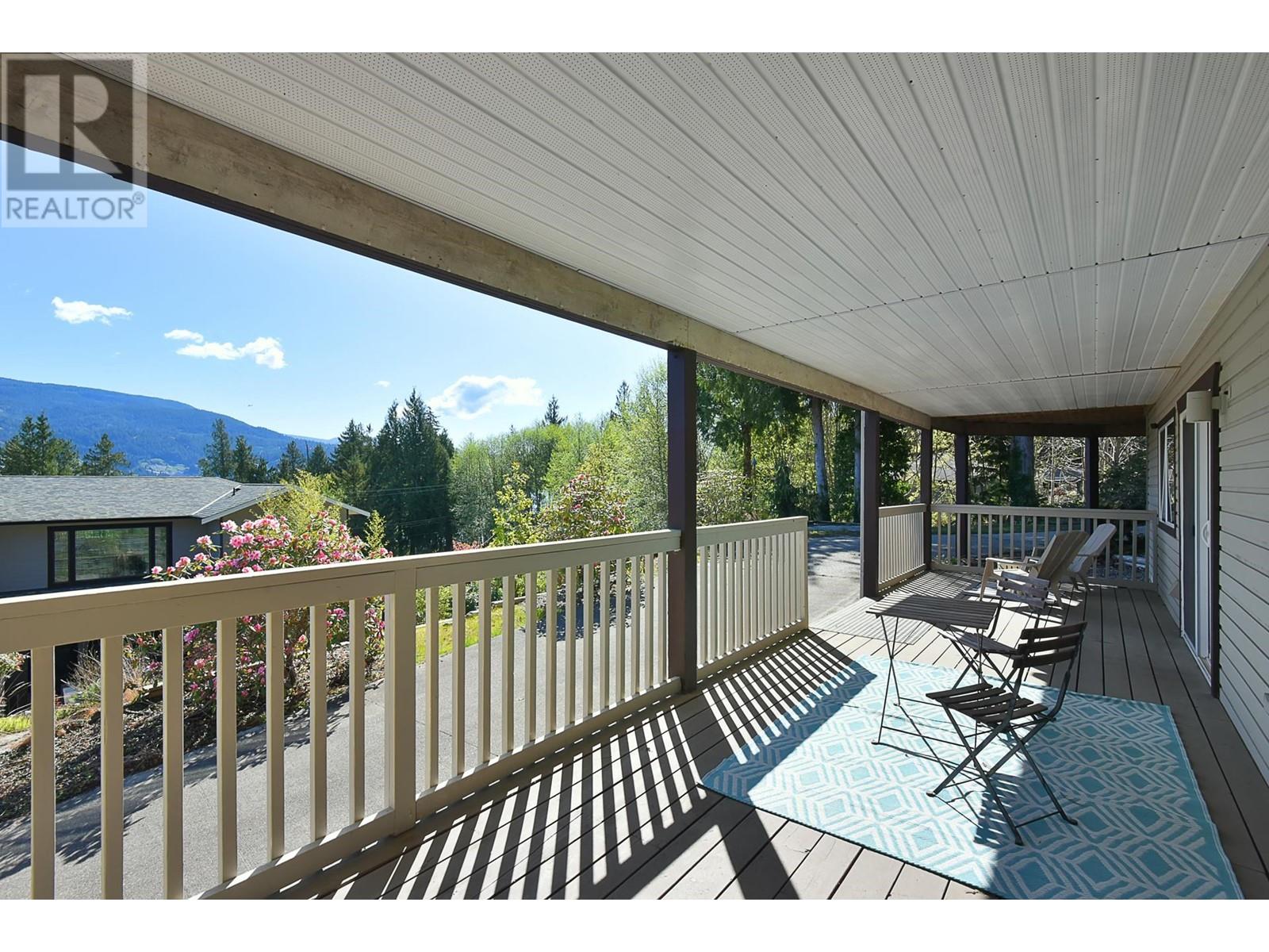 6274 FAIRWAY AVENUE, Sechelt